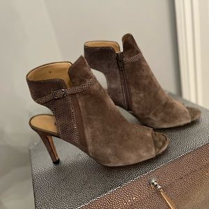 Size 7m Vaneli taupe open toe suede